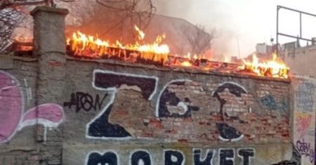 Kolejny pożar opuszczonego bazarku na Pradze-Północ. Paliło się tam 3 dni temu