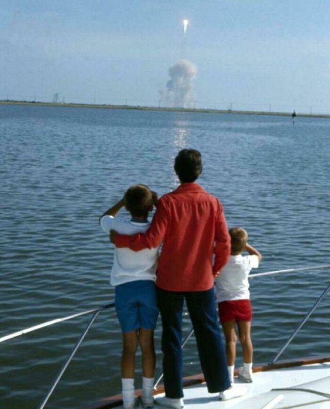 Rodzina Neila Armstronga obserwująca start rakiety Apollo w 1969 roku.