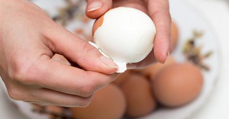 Jajka obierzesz bez wysiłku. Wystarczą dwa plasterki
