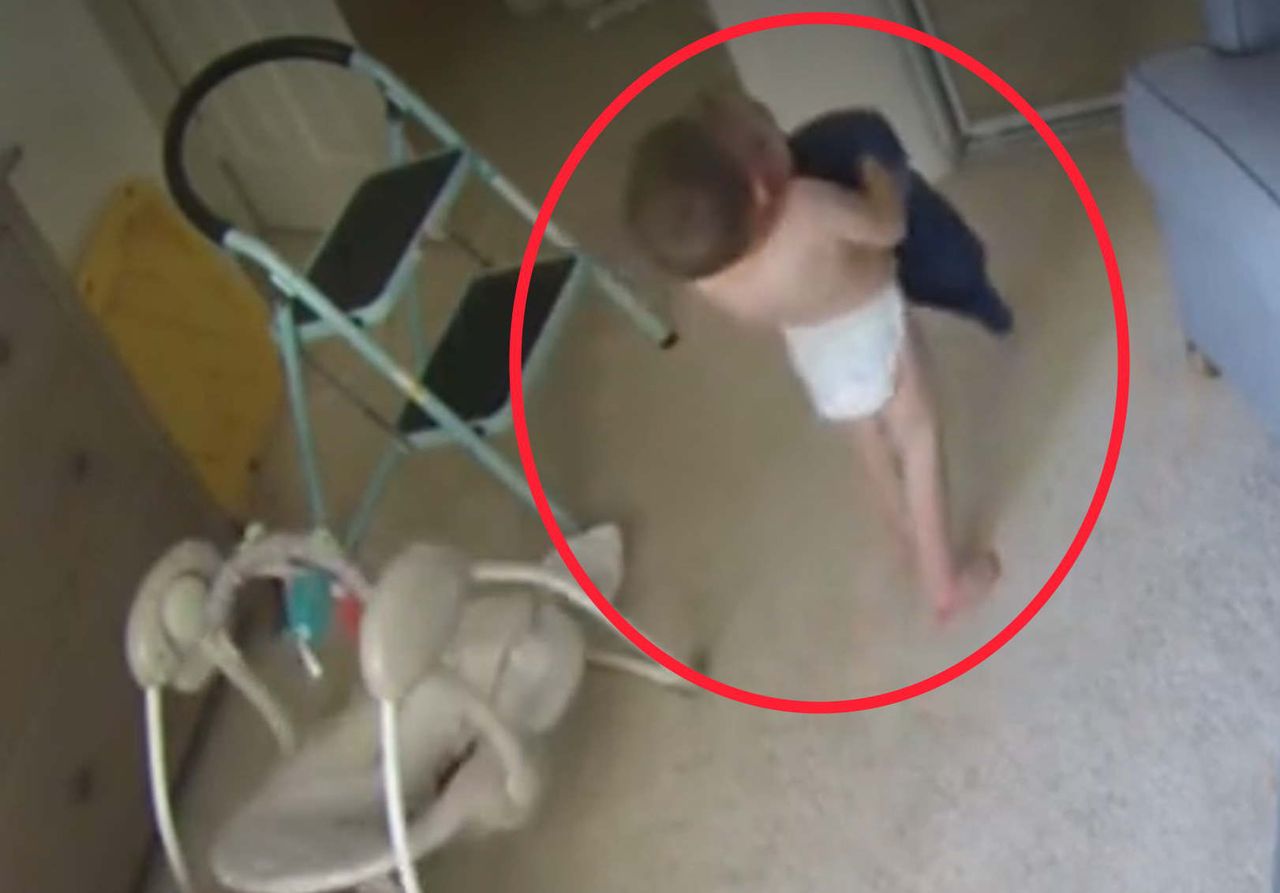 Matka zostawiła dwulatka z niemowlakiem. Nagranie z kamery podbija internet