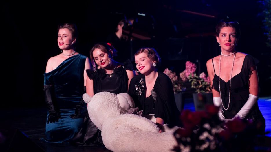 Iryna Melnyk, Nataliia Tepla, Marta Mazanek-Matuszewska i Marta Wiktorzak tulą misia w „Ach, śpij kochanie” © Miasto Biała Podlaska