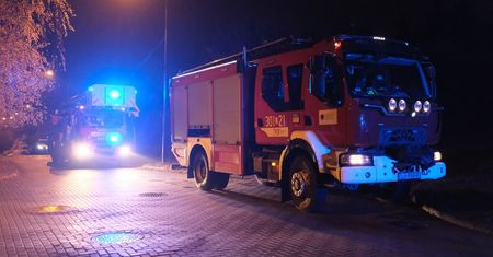 Groźny pożar w bloku w Lublinie. Od balkonu zajęła się elewacja budynku