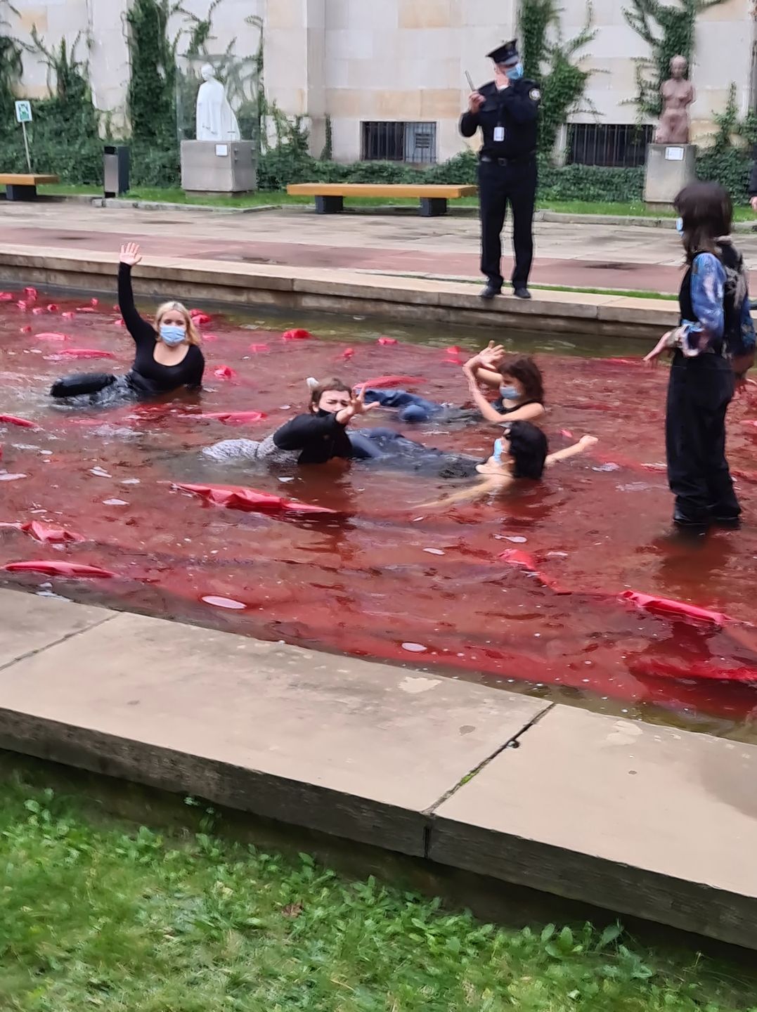Zdjęcie dnia. Aktywistki protestują przed pomnikiem Jana Pawła II w Warszawie 2