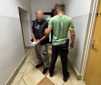 Sąsiedzki konflikt na Bemowie eskalował. Przeciął opony w aucie i miał grozić sąsiadowi