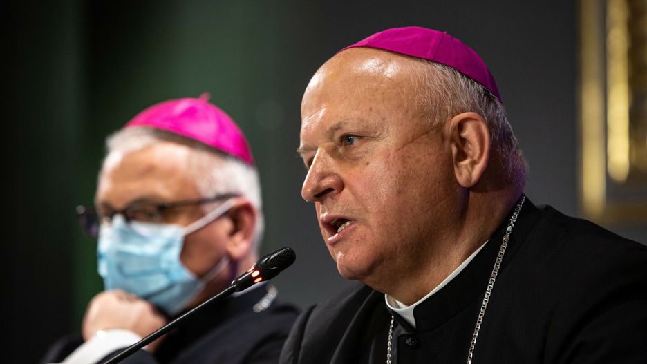 Stanowisko KEP ws. szczepień. Członkowie rezygnują. Na zdjęciu po prawej bp Józef Wróbel, przewodniczący zespołu KEP ds. bioetycznych