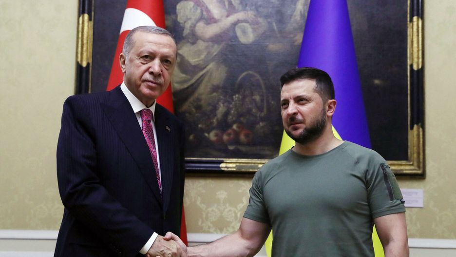 Ze?enski, Erdogan i Gutteres spotkali si? we Lwowie
LVIV, UKRAINE ? AUGUST 18: (----EDITORIAL USE ONLY ? MANDATORY CREDIT - "TURKISH PRESIDENCY / MURAT CETINMUHURDAR / HANDOUT" - NO MARKETING NO ADVERTISING CAMPAIGNS - DISTRIBUTED AS A SERVICE TO CLIENTS----) Turkish President Recep Tayyip Erdogan (L) meets with Ukrainian President Volodymyr Zelenskyy (R) at Potocki Palace in Lviv, Ukraine on August 18, 2022. Turkish Presidency/Murat Cetinmuhurdar/Handout / Anadolu Agency/ABACAPRESS.COM
AA/ABACA