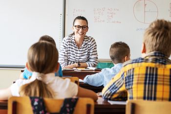 MEN mówi o rotacji, nauczyciele o ucieczce z zawodu. We wrześniu może być gorąco