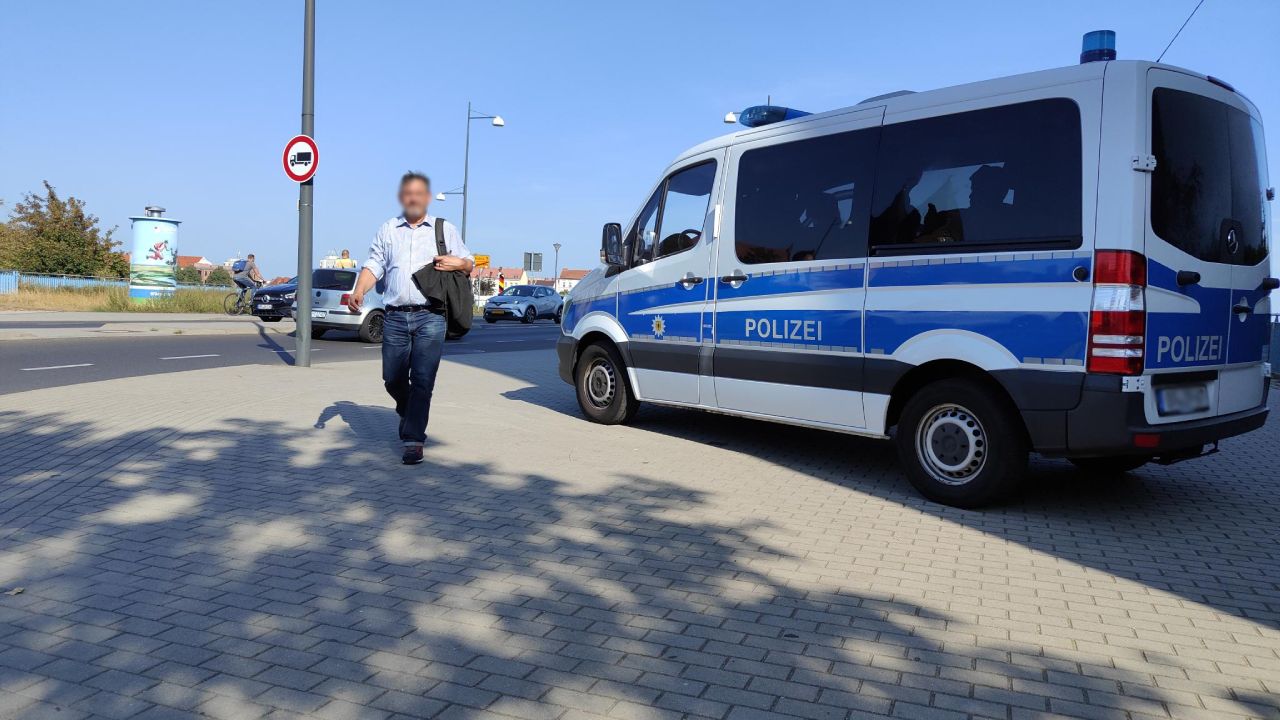 Niemiecka policja patrolująca drogę przy granicy z Polską, 27 września