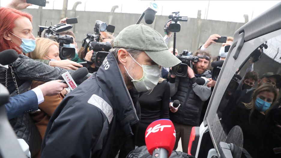 Warszawa, 12.04.2021. Były minister sportu Sławomir Nowak (C) po opuszczeniu Aresztu Śledczego na Białołęce w Warszawie, 12 bm. Sąd Okręgowy w Warszawie nie przedłużył aresztu podejrzanemu o korupcję Sławomirowi Nowakowi, został on jednak objęty dozorem policyjnym i zakazem opuszczania kraju. (jm) PAP/Tomasz Gzell