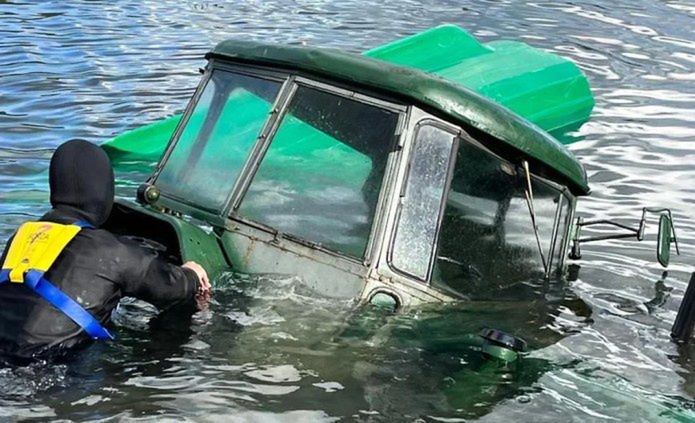 O włos od tragedii. Traktor stoczył się do jeziora