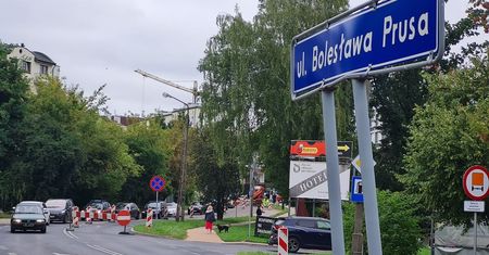 Koniec utrudnień na ul. Prusa – jeszcze dziś drogowcy przywrócą ruch samochodowy. Autobusy wrócą na swoje trasy