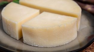 Ten ser powinno się podawać dzieciom i seniorom. Ma mnóstwo białka i wapnia, przyspiesza regenerację