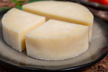 Ten ser powinno się podawać dzieciom i seniorom. Ma mnóstwo białka i wapnia, przyspiesza regenerację