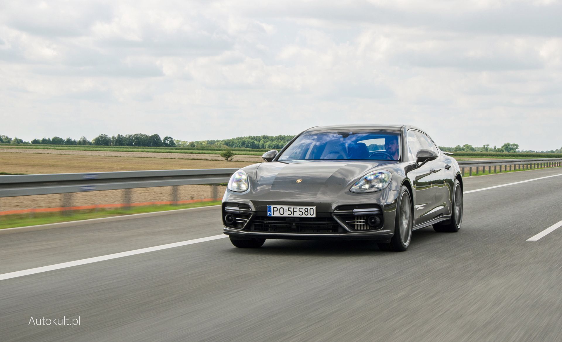 Na autostradzie Porsche Panamera Turbo Executive jest w swoim żywiole.