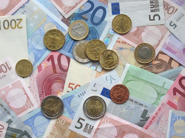 Kurs euro pozostaje powyżej 4,50 zł