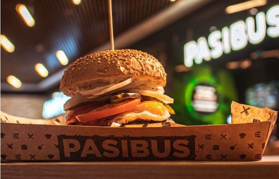 Agora już nie chce burgerowni. Ruszyły negocjacje