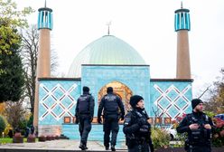 Niemcy szturmują meczet. Zmasowane naloty
