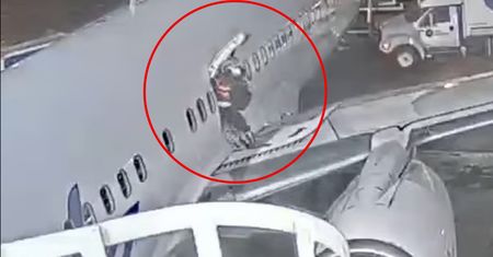 Weszła na skrzydło samolotu. Policja opublikowała porażające nagranie