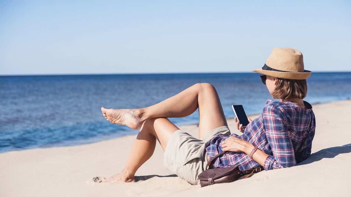 wakacje plaża smartfon