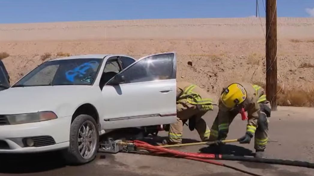 Urządzenie wsuwane jest pod baterię. Później ją przebija i zalewa wodą