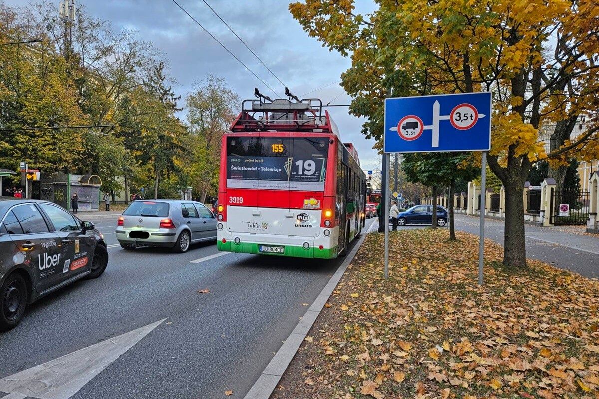 Kierująca seatem kobieta wjechała przed jadący trolejbus na Al. Racławickich
