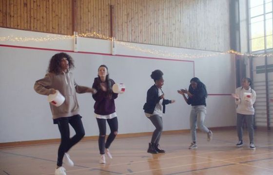 Minimalistyczna reklama KFC na święta, bez śniegu, choinek, bombek, Mikołaja (wideo)