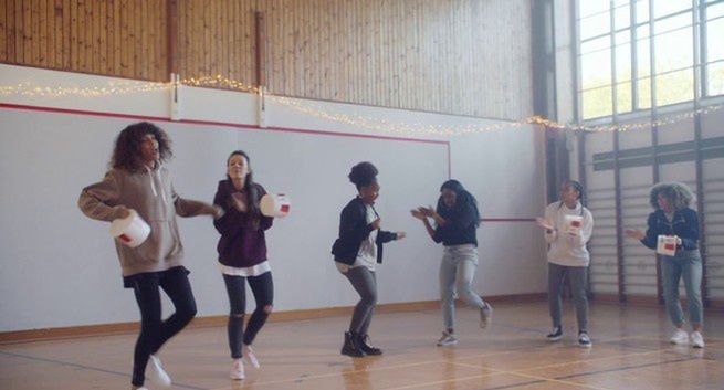 Minimalistyczna reklama KFC na święta, bez śniegu, choinek, bombek, Mikołaja (wideo)