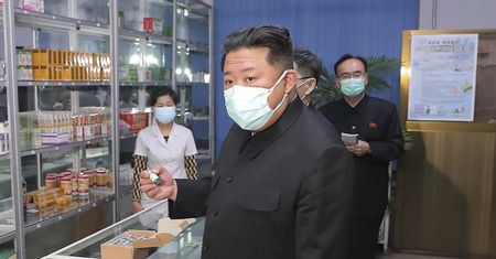 Kim Dzong Un robi naród w balona. Podał, skąd wziął się covid w Korei Płn.