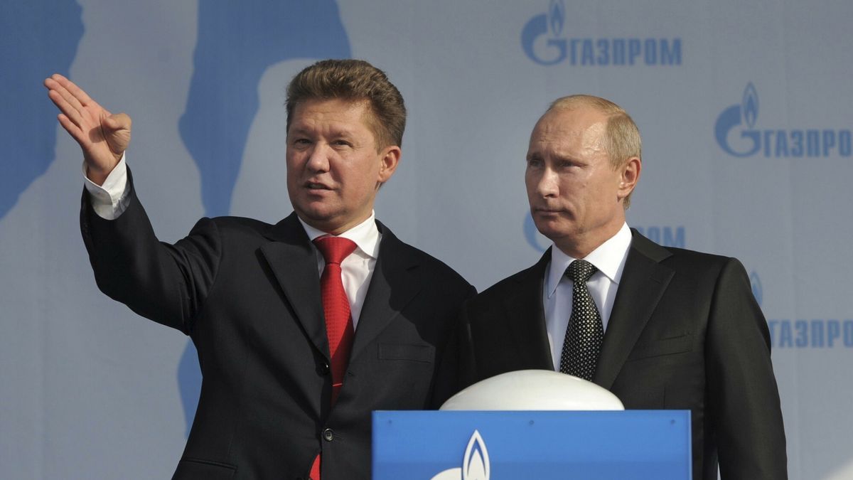 ap - arch
Russian Prime Minister Vladimir Putin attends a ceremony of a launch of natural gas pipeline Sakhalin-Khabarovsk-Vladivostok in the Russian Far East city of Vladivostok on Thursday, Sept. 8, 2011. Alexei Miller, CEO of Russian natural gas giant Gazprom is at left.(AP Photo/RIA Novosti, Alexei Druzhinin, pool)
Alexei Druzhinin