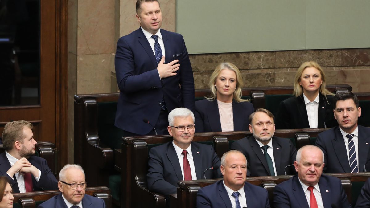 Przemysław Czarnek ślubował trochę na wzór amerykański. Ekspert uważa, że to dziwne