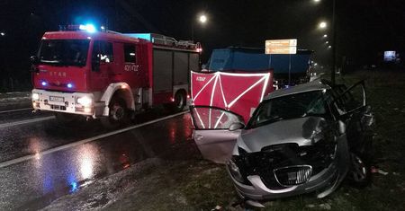 Śmiertelny wypadek w Krasnymstawie. Zderzenie ciężarówki z seatem