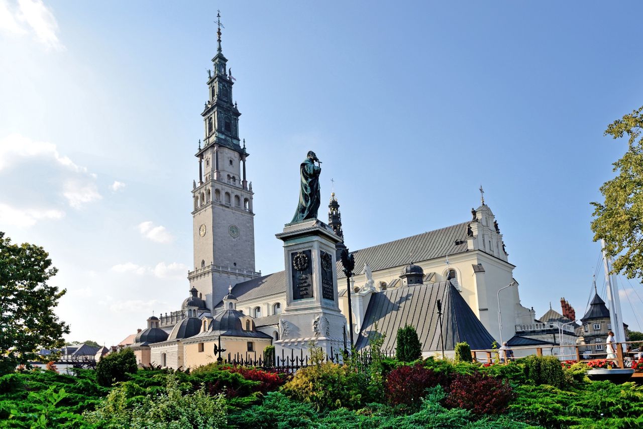 Nowość na Jasnej Górze. Duchowni jeżdżą specjalnymi pojazdami