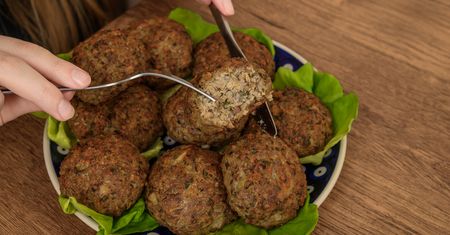 Babcie na Podkarpaciu wciąż robią takie kotlety. Gdy lądują na stole, nikt nie sięga po mielone
