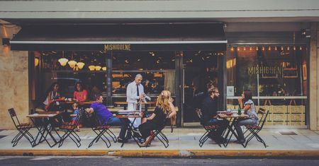 Chcesz pomóc, a przeszkadzasz. Denerwujący nawyk Polaków w restauracjach