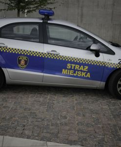 Interwencja strażników miejskich w Warszawie. Mężczyzna stał bez spodni