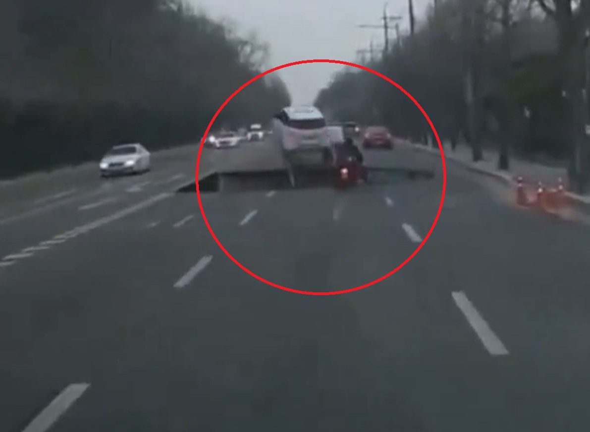 Wstrząsające nagranie z Seulu. Motocyklista wpadł do dziury. Nie żyje