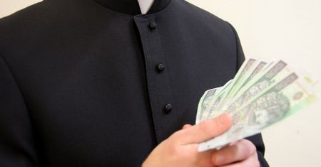 Zapytała, ile dać księdzu z okazji chrztu. "Powiedz Bóg zapłać"