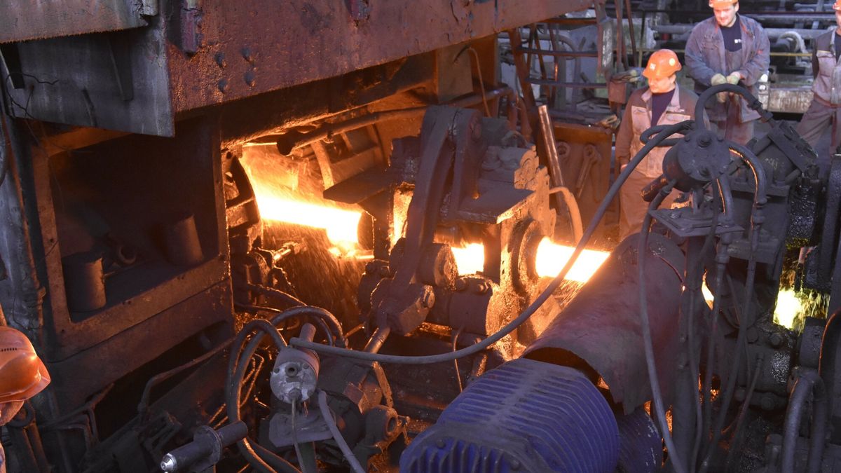 produkcja stali
PHOTO: ALBIN MARCINIAK / EAST NEWS  Huta stali i walcownia rur w Krzywym Rogu na Ukrainie,  pierwsza Industrialna Trasa Turystyczna na Ukrainie n/z hala produkcyjna