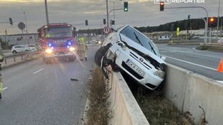 Zderzenie dwóch aut nad S8. Jedno spadło z barierek. Sprawca bez uprawnień