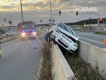 Zderzenie dwóch aut nad S8. Jedno spadło z barierek. Sprawca bez uprawnień