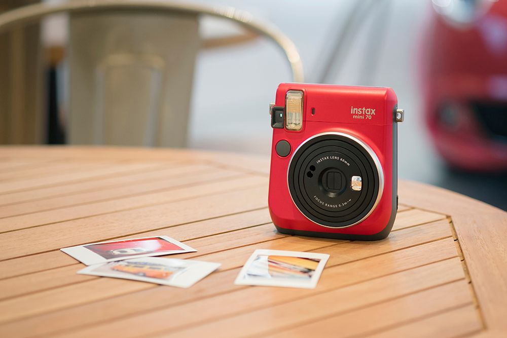 Stylowy aparat Instax mini 70 w nowych kolorach: czerwonym, czarnym i złotym 4