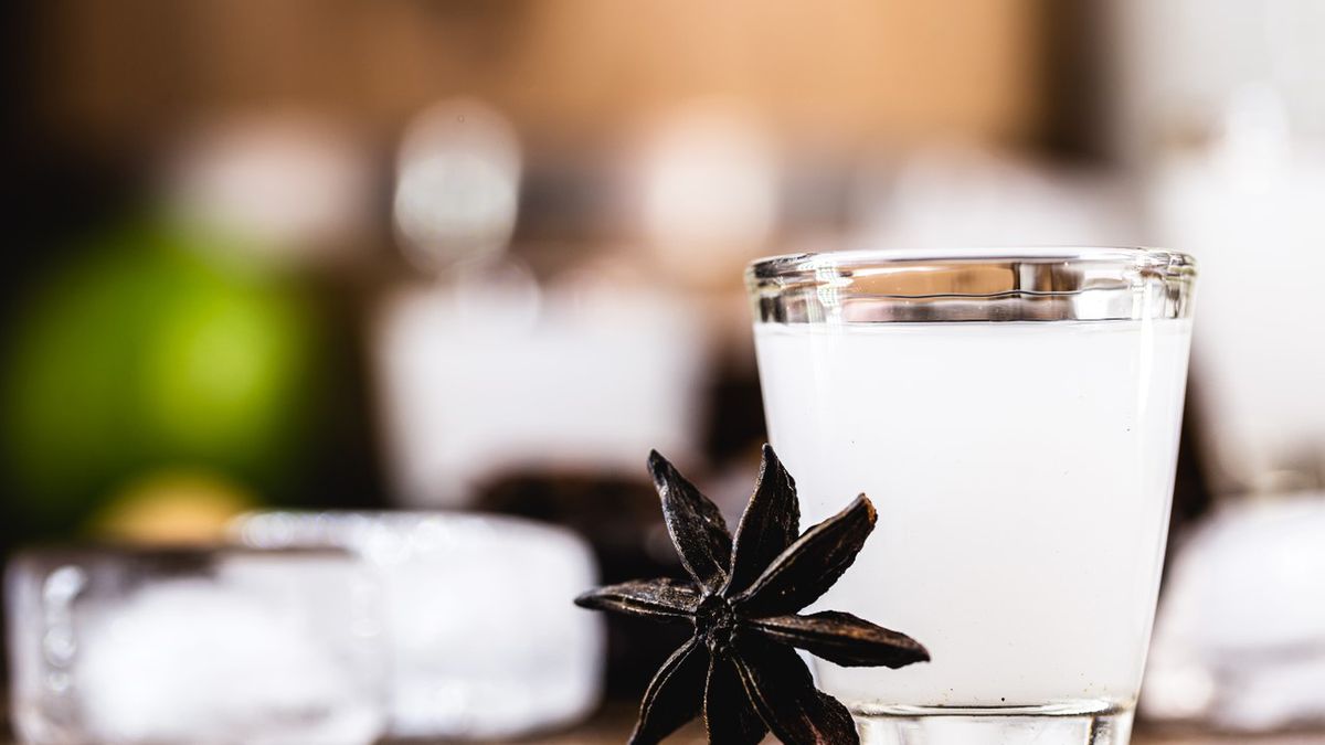 Arak to bezbarwny, niesłodzony bliskowschodni likier klasyfikowany jako destylat roślinny lub przyprawowy.