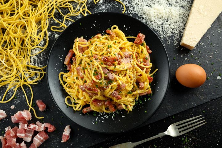 Carbonara to włoski sos przygotowywany na bazie sera, jajek oraz boczku