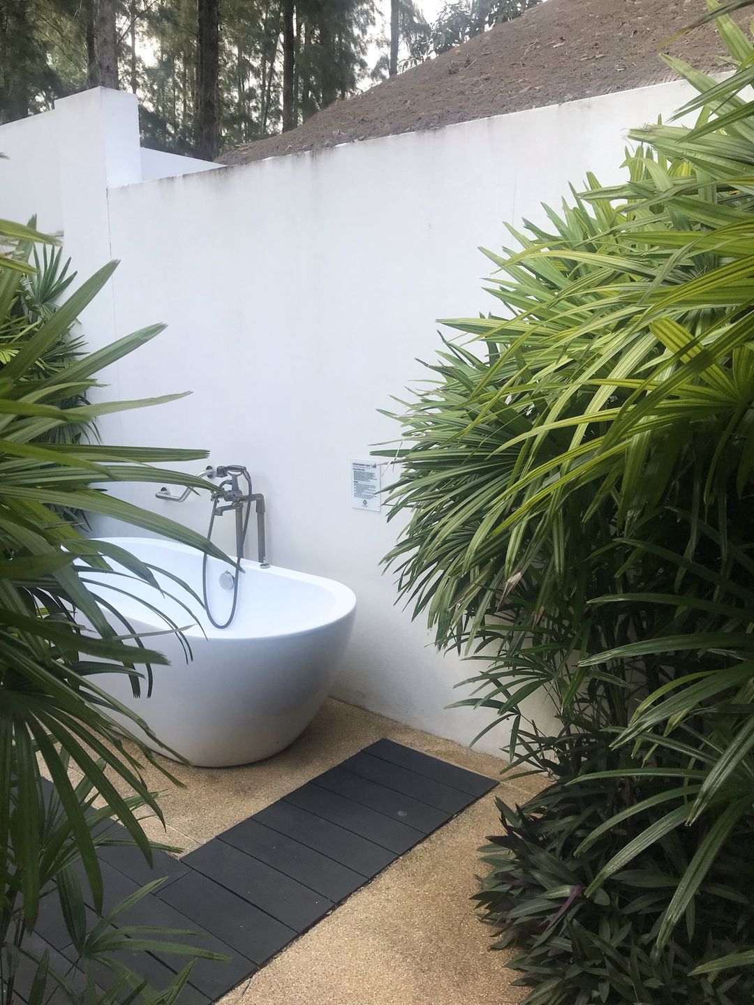 Na Phuket nie brakuje pięciogwiazdkowych resortów, hoteli i apartamentów. Przy rezerwacji najważniejsze, by pamiętać, że obiekt musi posiadać znak SHA+
