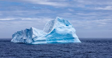 Islandia. Naukowcy odkryli na morzu "lodową katedrę"