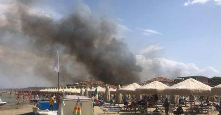 Pożar we włoskim kurorcie. Ludzie uciekają z plaż. "Sytuacja wymknęła się spod kontroli"