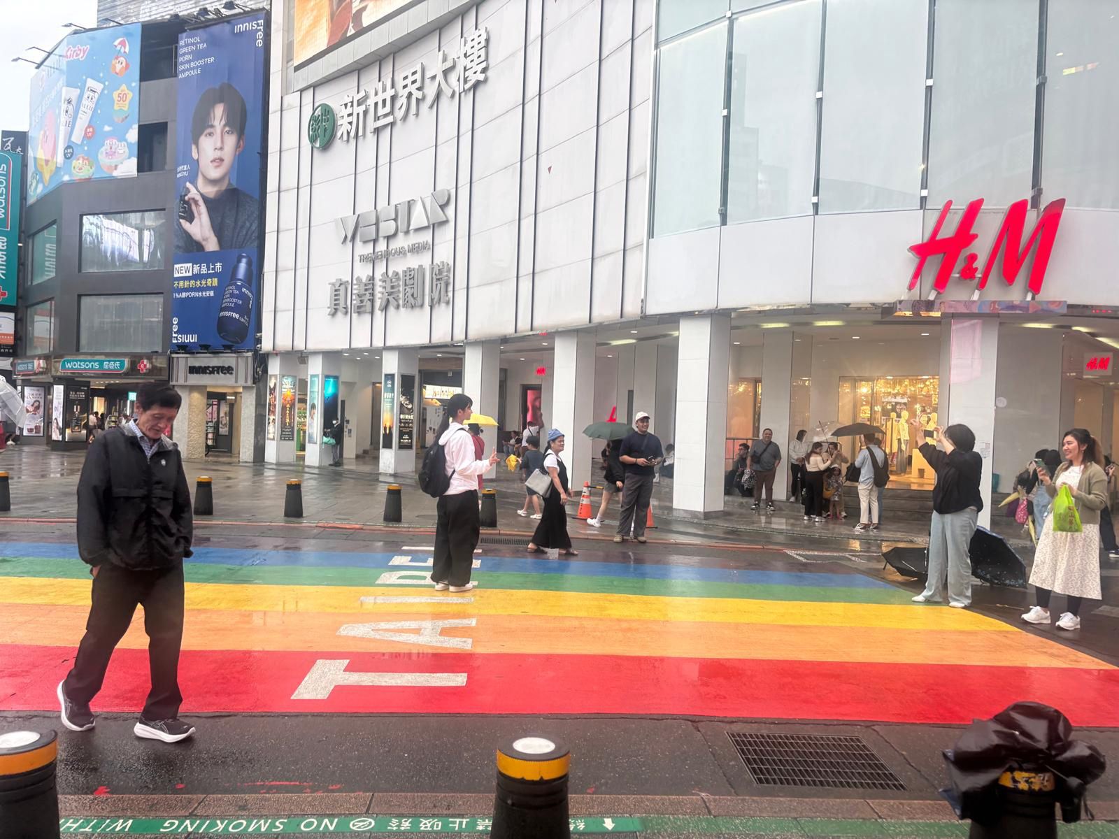 Znaki poparcia dla osób LGBT można spotkać na każdym kroku