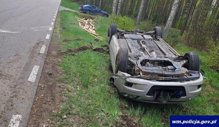 Nie chciał uderzyć sarny. Auto dachowało