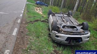 Poranny wypadek w Staszowie. Dachował samochód. Służby na miejscu