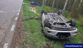 Poranny wypadek w Staszowie. Dachował samochód. Służby na miejscu